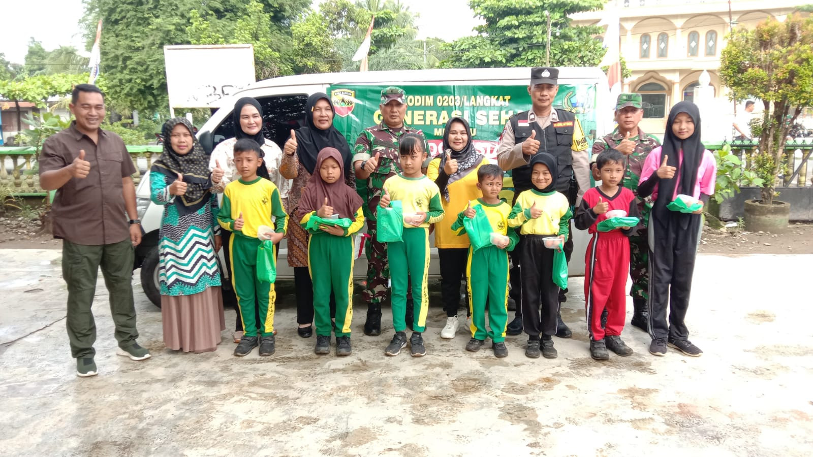 Pemberian PTM pada anak sekolah SDN 050585 dan SDN 050586 pada tgl 08 September 2024 oleh Kodim 0203